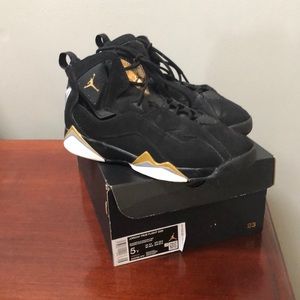 Boys size 5 Jordan True Flight basketball sneakers.